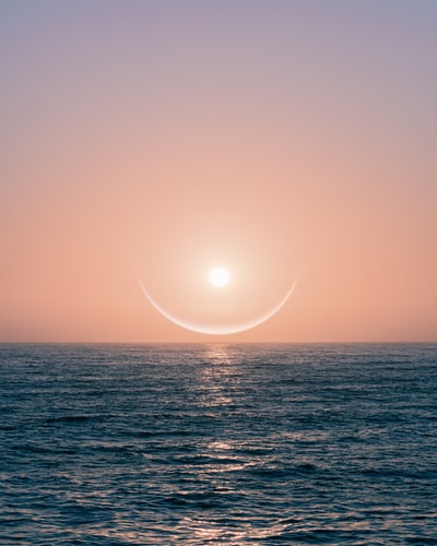日落时海面上的太阳